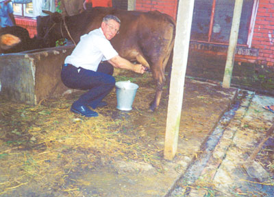 Ray milking a cow in Nepal